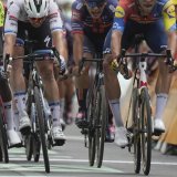 Tim Merlier (en blanc) devance de justesse Jonathan Milan KEYSTONE/AP/Thibault Camus